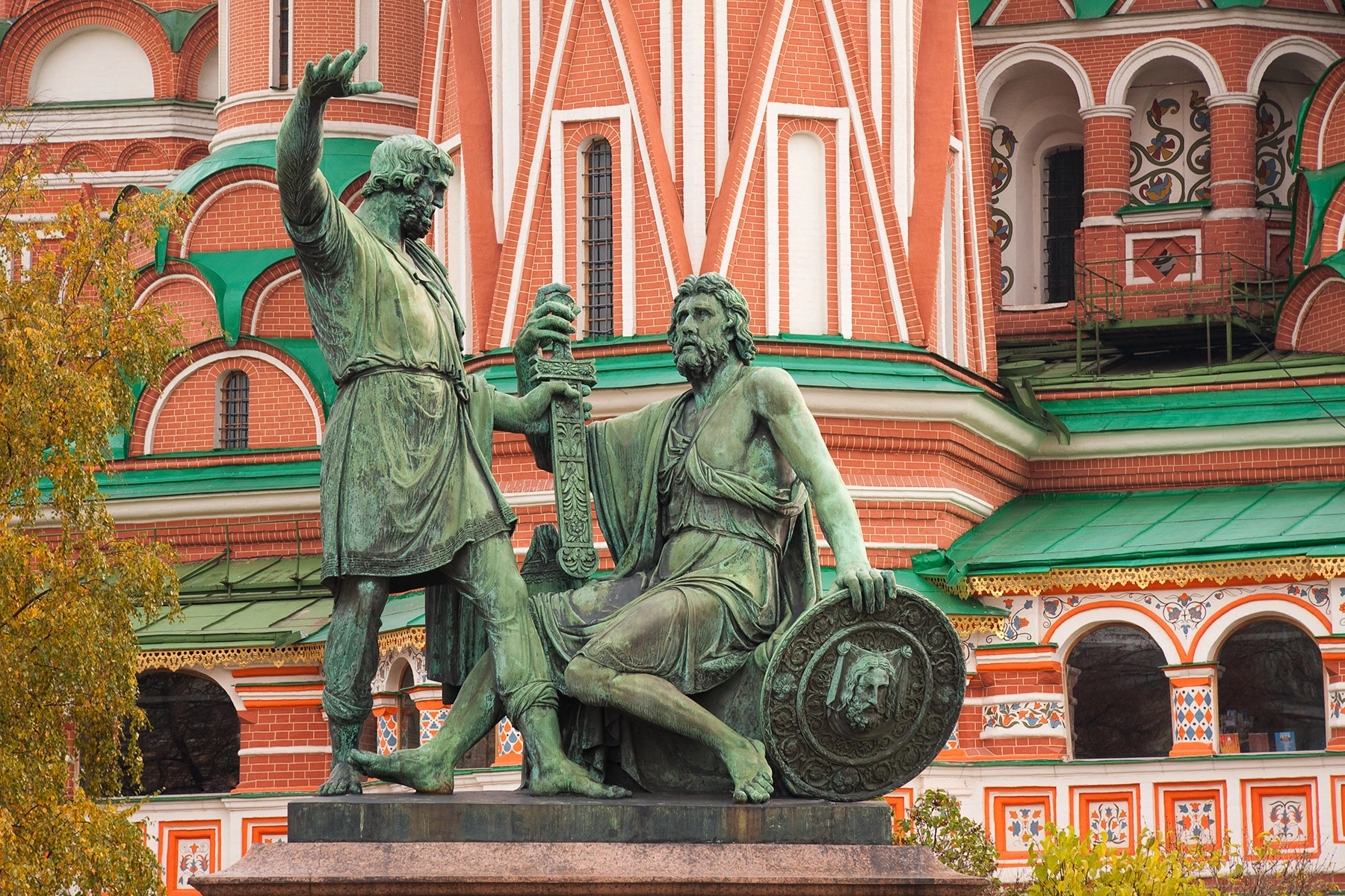 <p>Памятник Минину и Пожарскому на Красной площади в Москве</p>

<p></p>