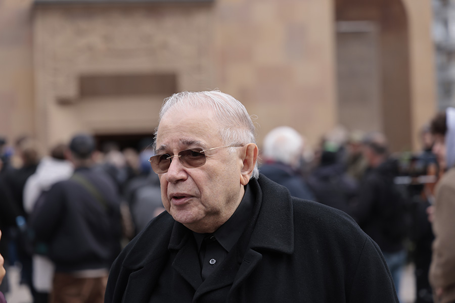 Евгений Петросян