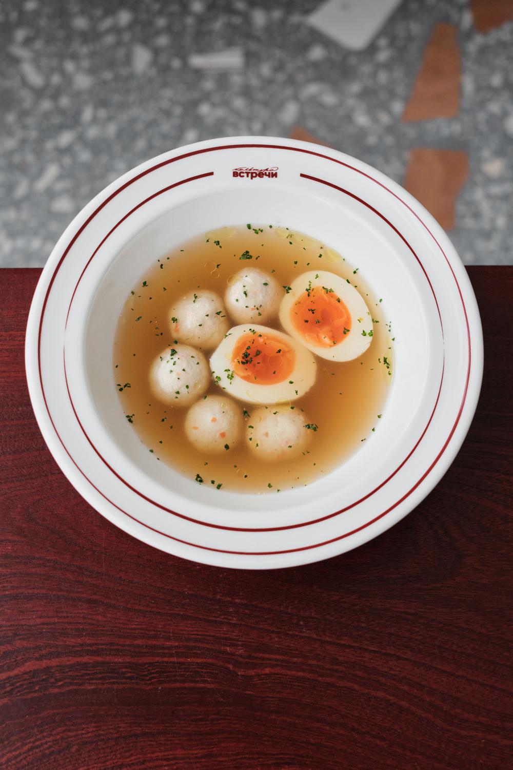 Куриный бульон с фрикадельками и яйцом