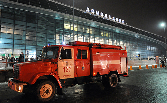 Сотрудники МЧС России у аэропорта Домодедово, где произошел взрыв. 24 января 2011 года
