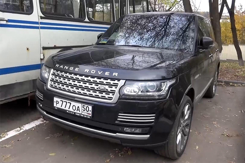 Брошенный автомобиль Range Rover, на котором скрылся подозреваемый в убийствах в Красногорске Амиран Георгадзе