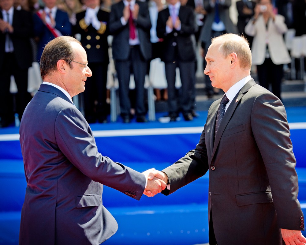 Президент России Владимир Путин(справа) и президент Франции Франсуа Олланд(слева)