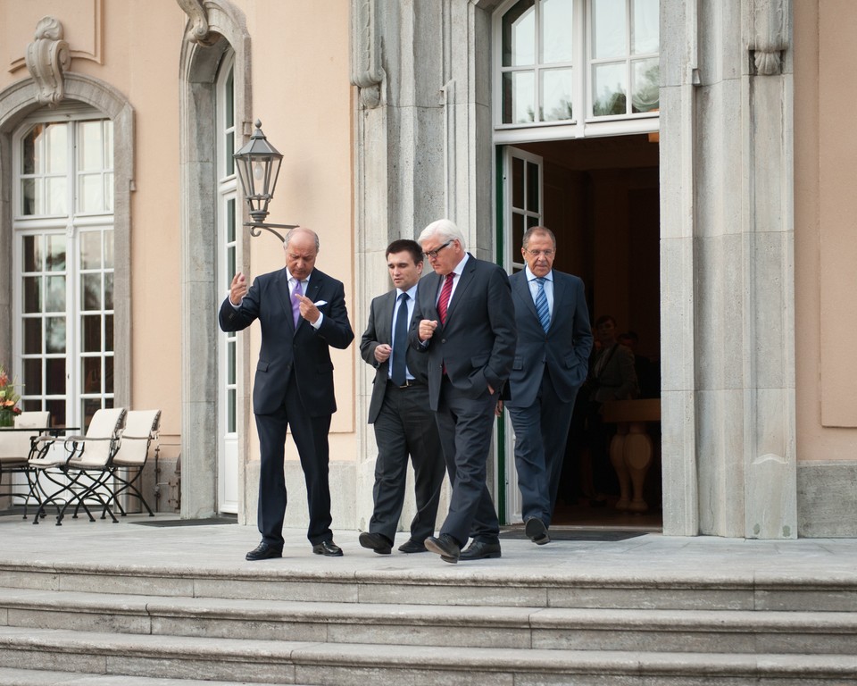Министры иностранных дел Франции Лоран Фабиус(слева), Украины Павел Климкин(на заднем плане слева), Германии Франк-Вальтер Штайнмайер(справа) и России Сергей Лавров(на заднем плане справа)