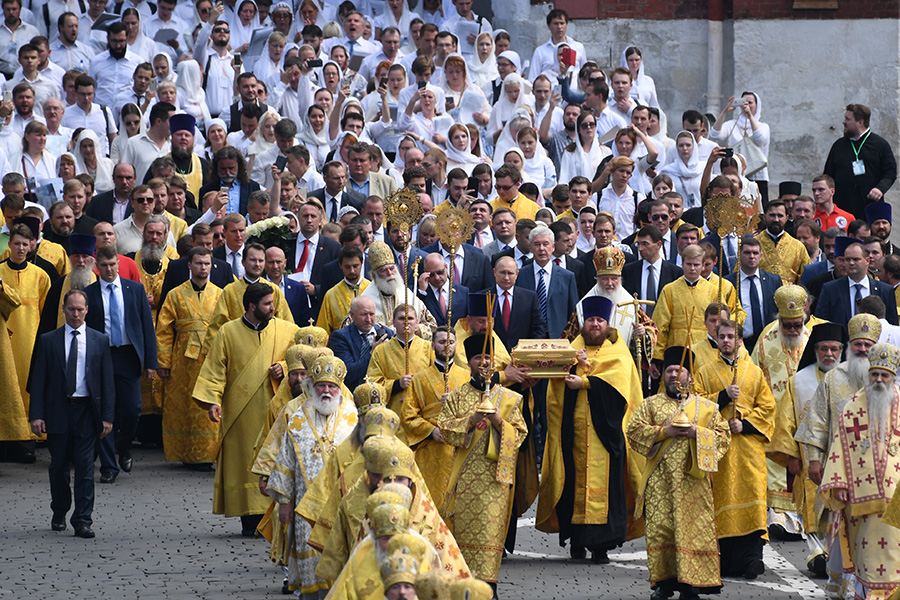 Президент России Владимир Путин в числе участников крестного хода