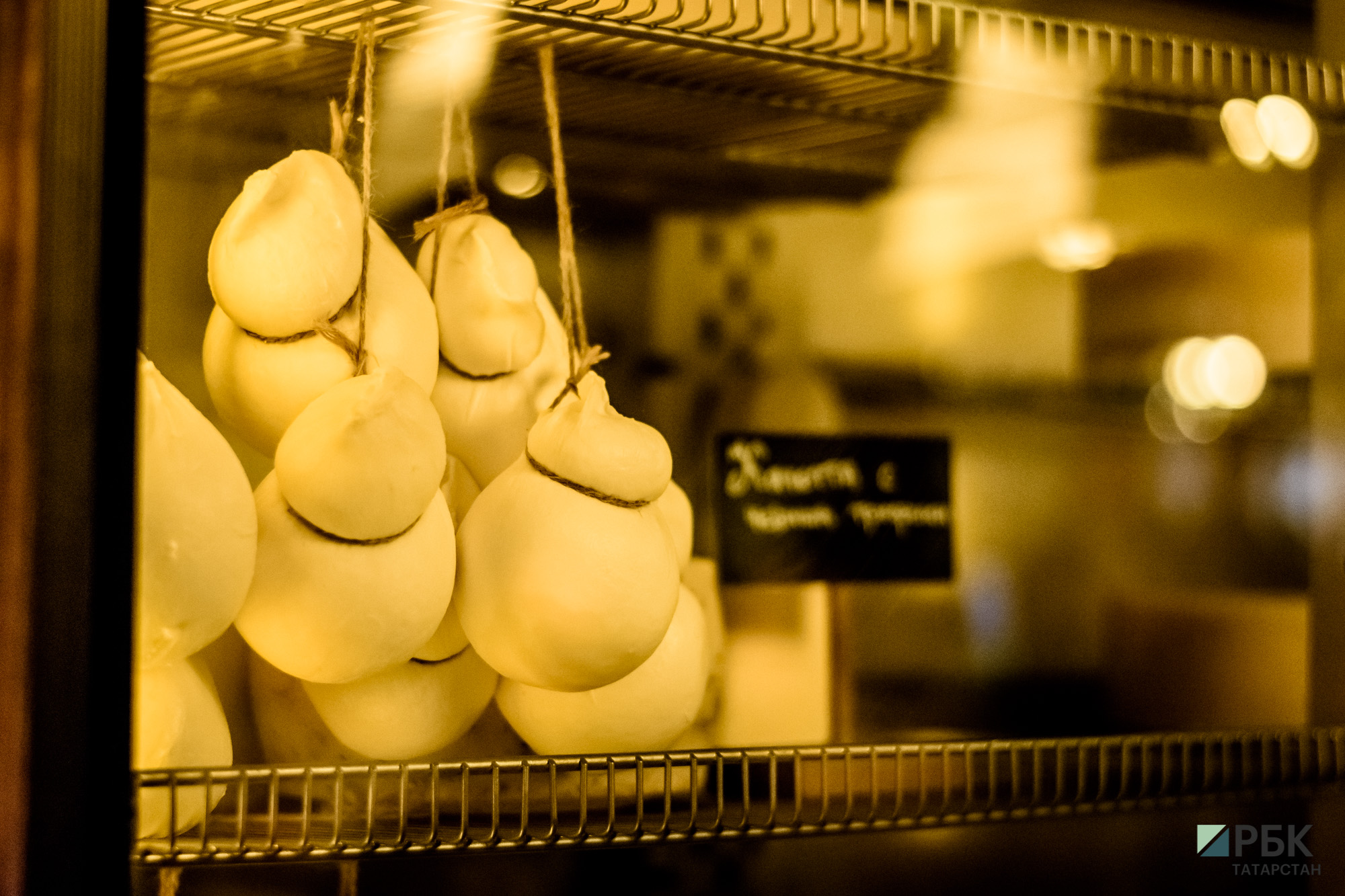 Шеф-повар ресторана Булат Камаев рассказал, что в
Cheeseria производят порядка 12 видов сыра.&nbsp;