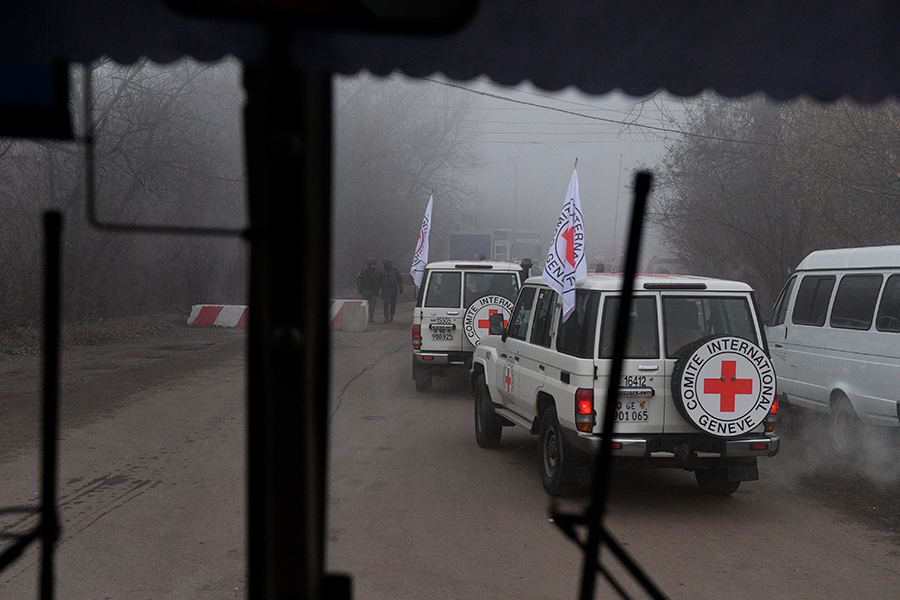 Автомобили Красного креста на КПП на окраине Горловки
