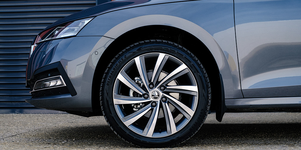 Для Octavia доступны 7 вариантов колес: от штамповок R16 до литых R19. На последние цены пока не объявлены, но они скоро появятся в конфигураторе. Видимо, одновременно с выходом двухлитровой версии (II квартал 2021 года).