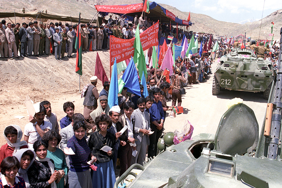 На фото: жители Афганистана провожают советских военнослужащих, 15 мая 1988 года.

После вывода советских войск борьба между различными силами внутри Афганистана продолжилась. Правительство лояльного Москве Мохаммада Наджибуллы продержалось после этого три года, и в 1992 году к власти пришли моджахеды.