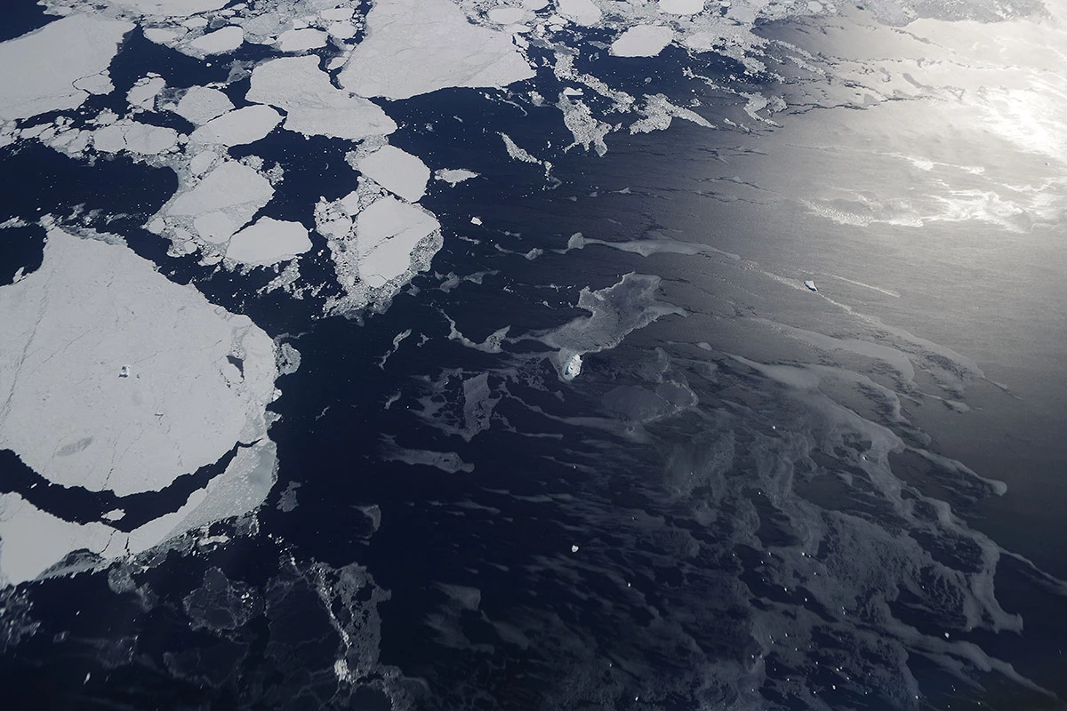 <p>Таяние морского льда ученые объясняют массовым изменением климата в этом регионе и&nbsp;деградацией&nbsp;ледяного массива в тихоокеанском секторе</p>