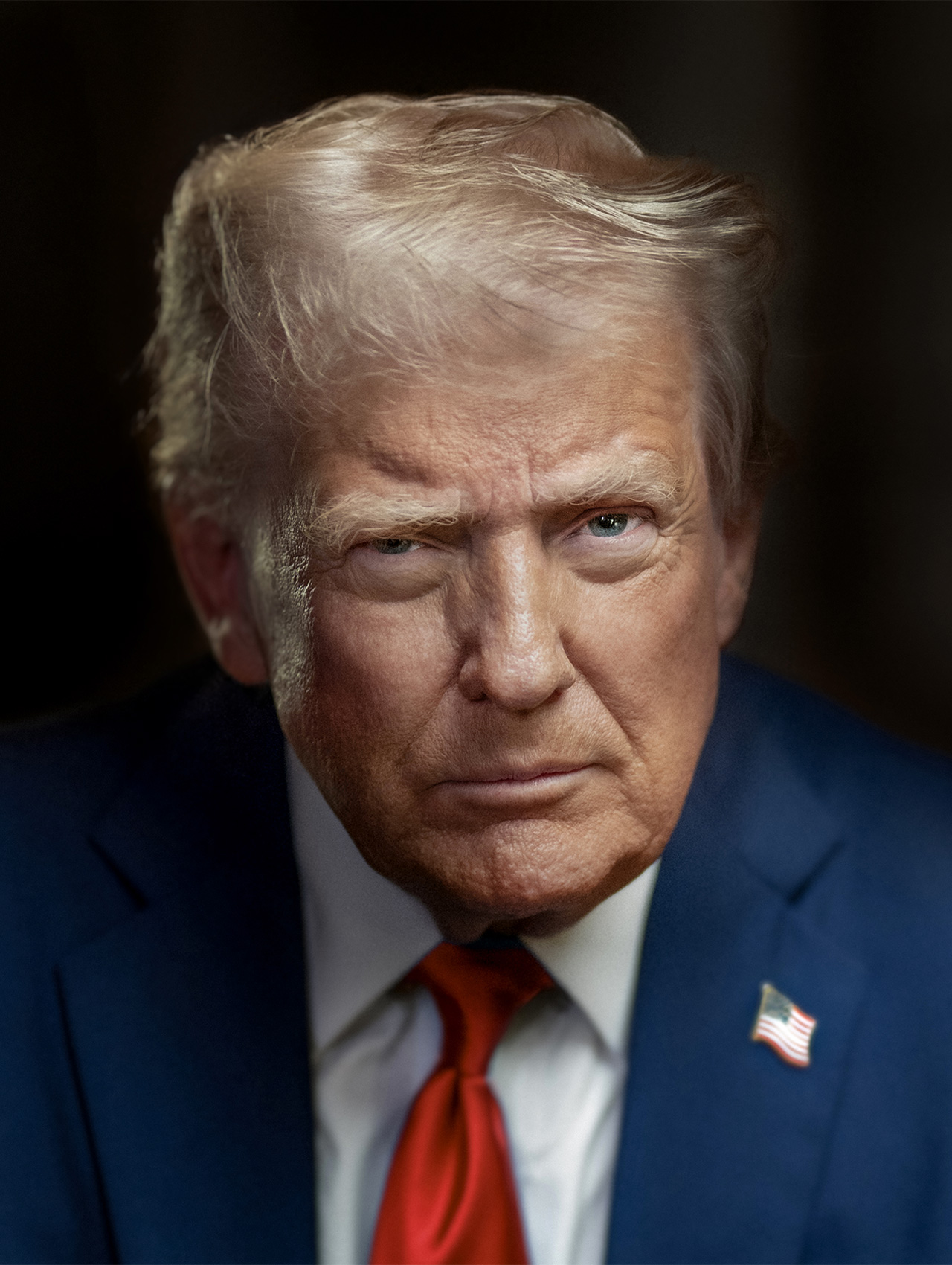 Дональд Трамп, 2025 год. Фотограф&nbsp;&mdash; Даниэль Торок

3 июня администрация Белого дома опубликовала новый официальный портрет Трампа. Фото похоже на то, которое было представлено перед инаугурацией. Если после публикации жизнерадостного портрета президента в первый срок журналисты NYT удивлялись, что он сильно отличается от характерного для Трампа образа с грозным выражением лица &laquo;Ты уволен!&raquo;, то сейчас он полностью ему соответствует.