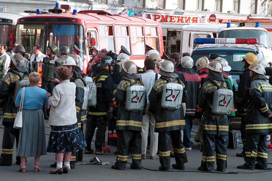 Незадолго до этого в Москве произошли еще три теракта. 31 августа 1999 года в торговом комплексе «Охотный ряд» вследствие взрыва пострадали 40 человек и один погиб. В сентябре того же года были совершены теракты в жилых домах на улице Гурьянова и на Каширском шоссе, тогда суммарно погибли 224 человека.
30 сентября 1999 года Россия ввела войска в Чечню, начав наземную контртеррористическую операцию, также известную как Вторая Чеченская война. «Нужно всем понимать, что мы, москвичи, живем в столице воюющего государства, которое ведет уже целый год войну, которая не закончилась», — сказал в эфире телеканала «ОРТ» министр правительства Москвы Александр Музыкантский через несколько часов после взрыва