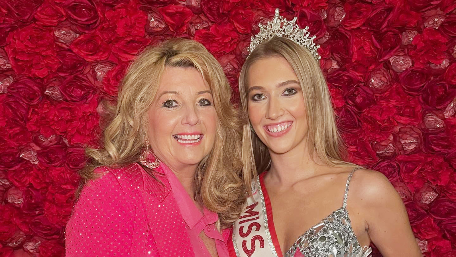 Табита Беннетт c мамой, 6 октября 2025 года