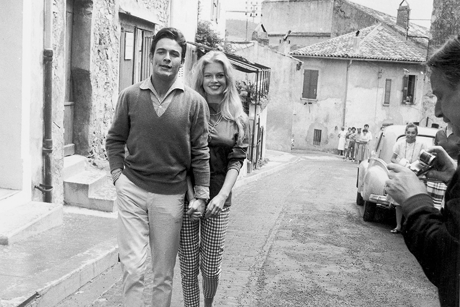 На съемках комедии &laquo;Бабетта идет на войну&raquo; 1959 года Бардо познакомилась с молодым актером&nbsp;Жаком Шаррье. Пара поженилась в июне того&nbsp;же года. Когда Бардо забеременела, никто из врачей не рискнул делать запрещенный аборт всемирно известной актрисе. Тогда, чтобы быть рядом с беременной Бардо, Шаррье отказался от роли в картине &laquo;На ярком солнце&raquo; Рене Клемана о талантливом мистере Рипли. Роль получил Ален Делон, а на актерской карьере Шаррье был поставлен крест. Позже Бардо раскаивалась за то, что не дала мужу уехать на съемки, &laquo;помешав ему жить своей жизнью актера, жизнью мужчины&raquo;.