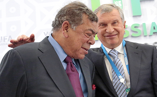 Председатель правления &laquo;Роснефти&raquo; Игорь Сечин&nbsp;(справа) &nbsp;и учредитель Essar Шаши Руйа, 2015 год


