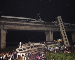 Число жертв железнодорожной аварии в Китае достигло 32 человек