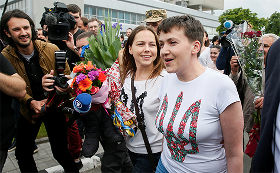 Украинская военнослужащая Надежда Савченко в&nbsp;киевском аэропорту Борисполь, 25 мая 2016 года
