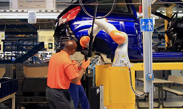 На заводе Ford заработали роботы-ассистенты