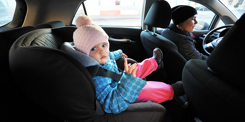 Медведев запретил оставлять детей без взрослых в припаркованных машинах
