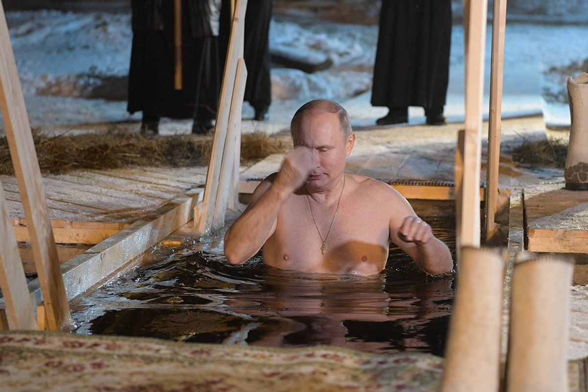 Владимир Путин во время крещенских купаний на озере Селигер


