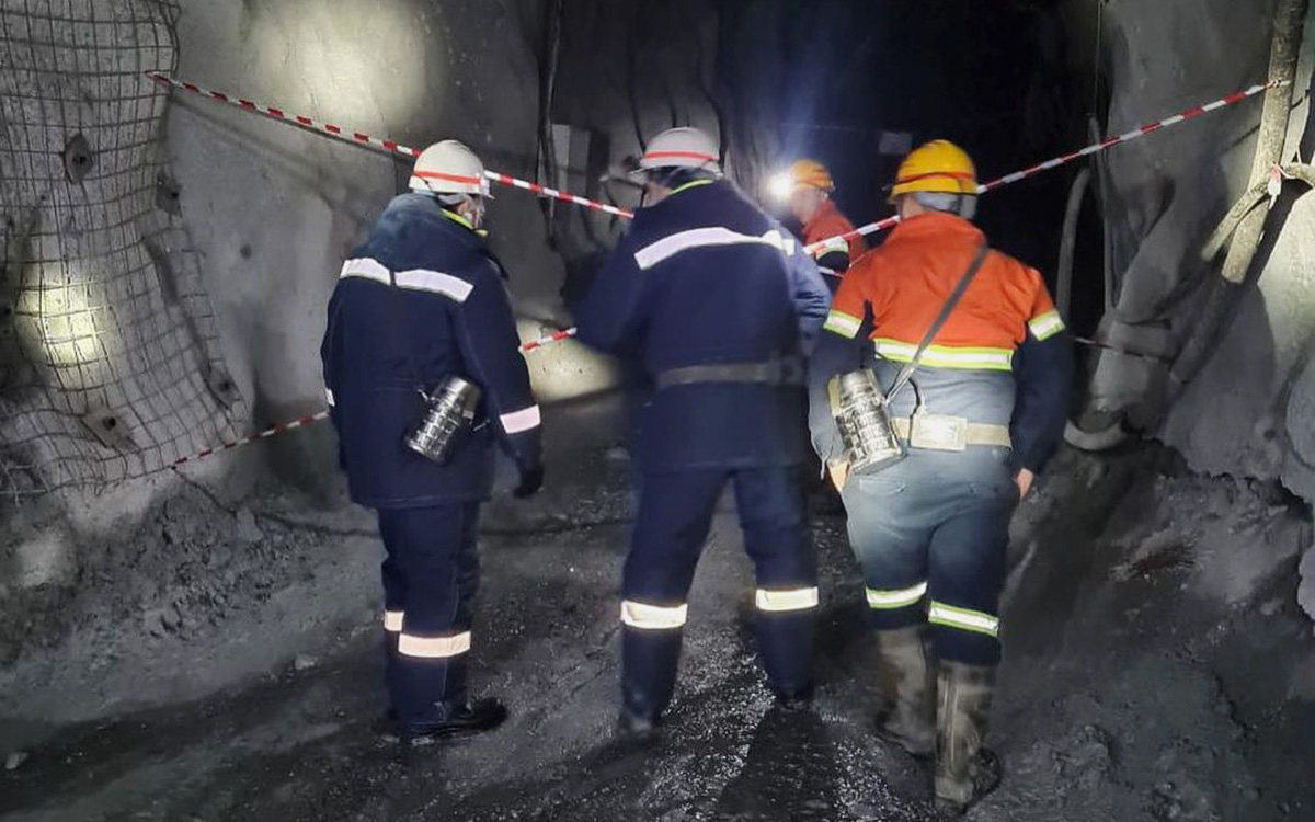 При обрушении породы на руднике в Туве погиб один человек