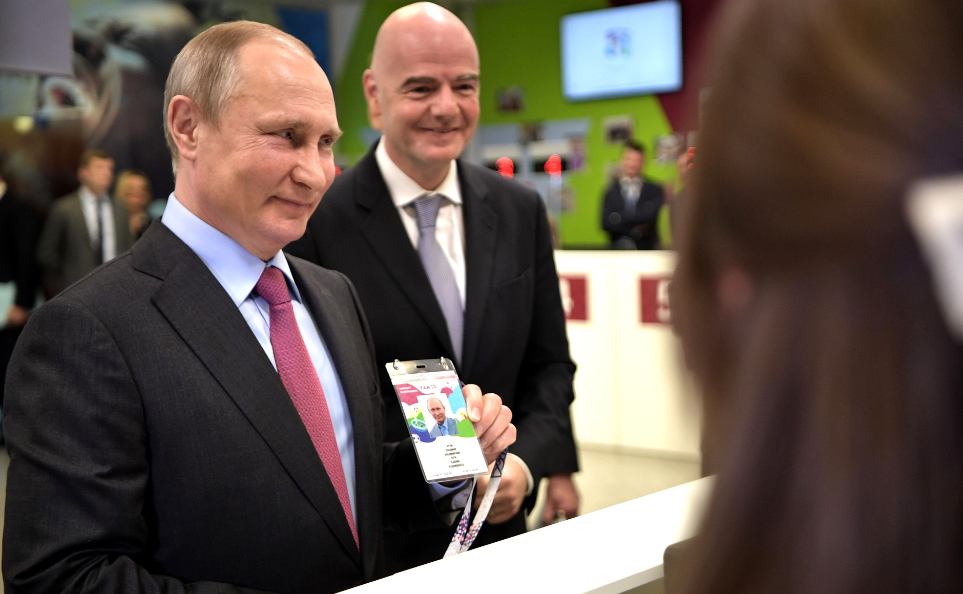 Президент России Владимир Путин получается Fan ID перед ЧМ-2018
