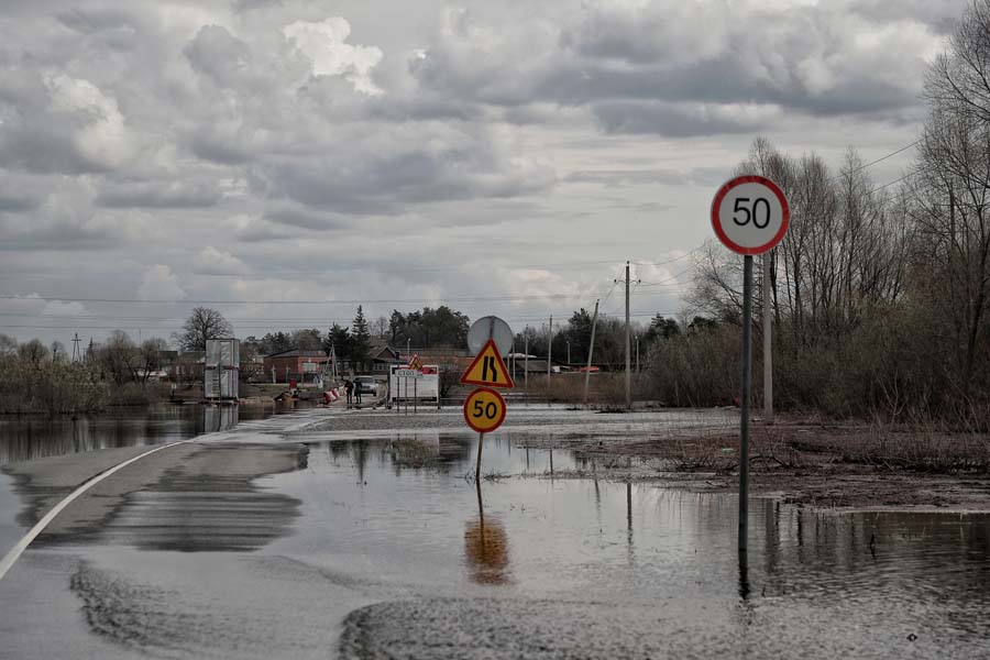 На фото:  затопленная дорога в поселке Каданок в Луховицком районе