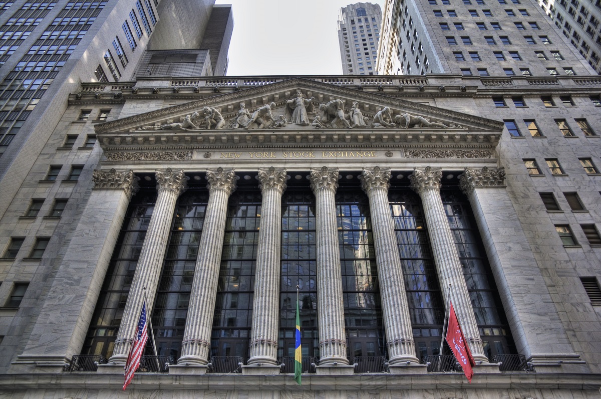 <p>Нью-Йоркская фондовая биржа в Нью-Йорке (США)&nbsp;&mdash; крупнейшая в мире фондовая биржа по совокупной рыночной капитализации зарегистрированных на ней компаний</p>