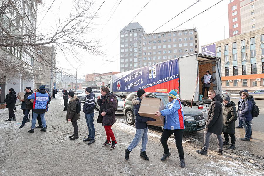 Погрузка в машину гуманитарной помощи в Новосибирске перед отправкой в Ростов-на-Дону для эвакуированных жителей ДНР и ЛНР, 23 марта 2022 года