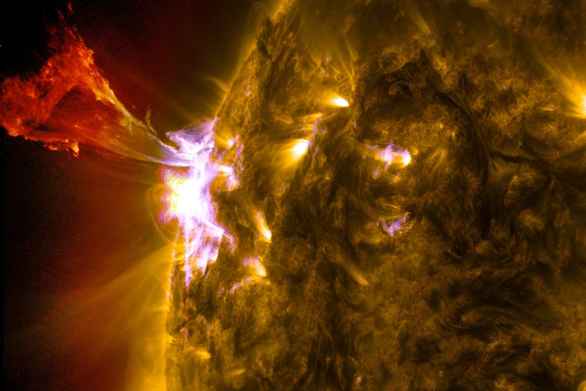 <p>Вспышка на Солнце, снимок SDO NASA (обсерватория солнечной динамики)</p>