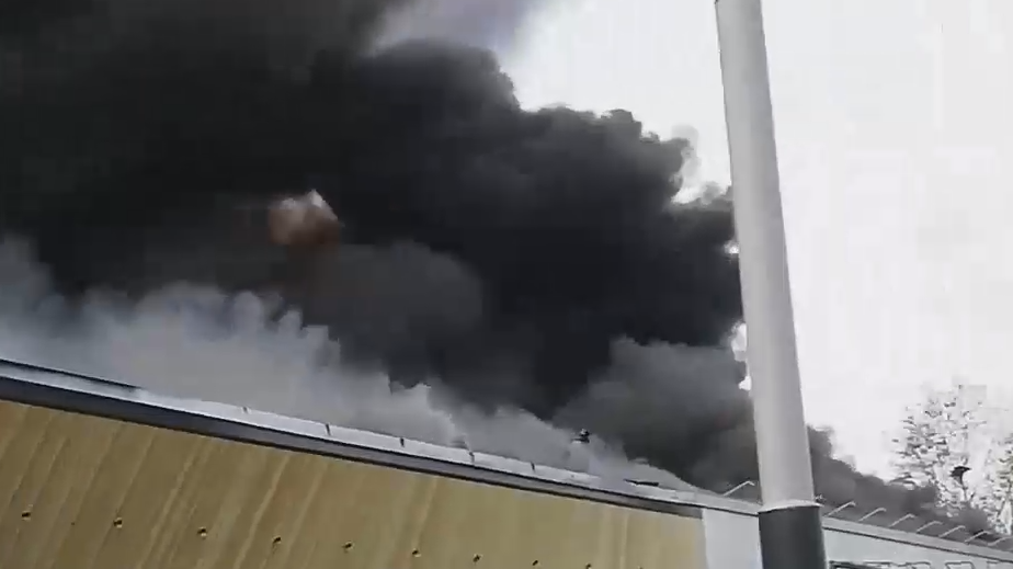 В Хабаровске загорелась крыша гипермаркета