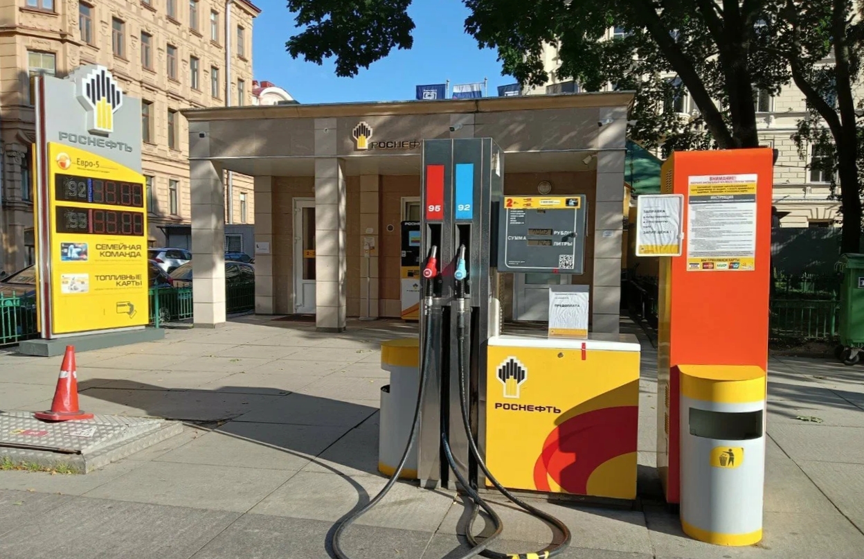 АЗС &laquo;Роснефти&raquo; на Театральной площади в Петербурге