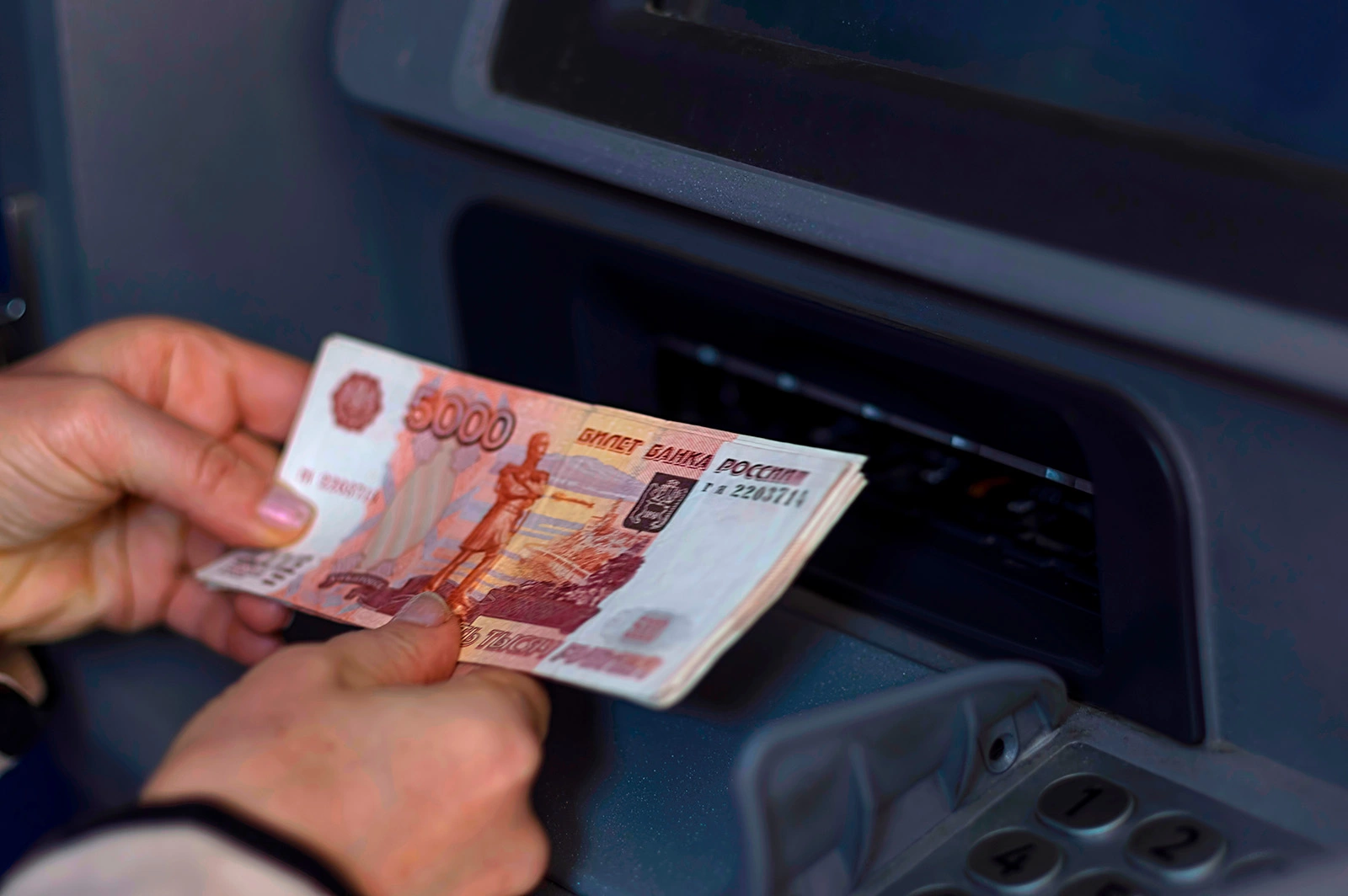 В Госдуме предложили разрешить работникам самим выбирать зарплатный банк