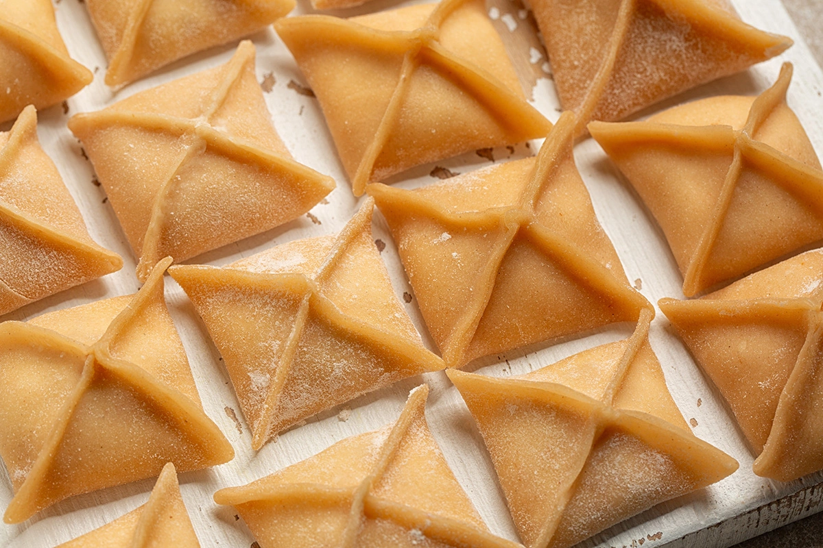 Часто встречается разных цветов