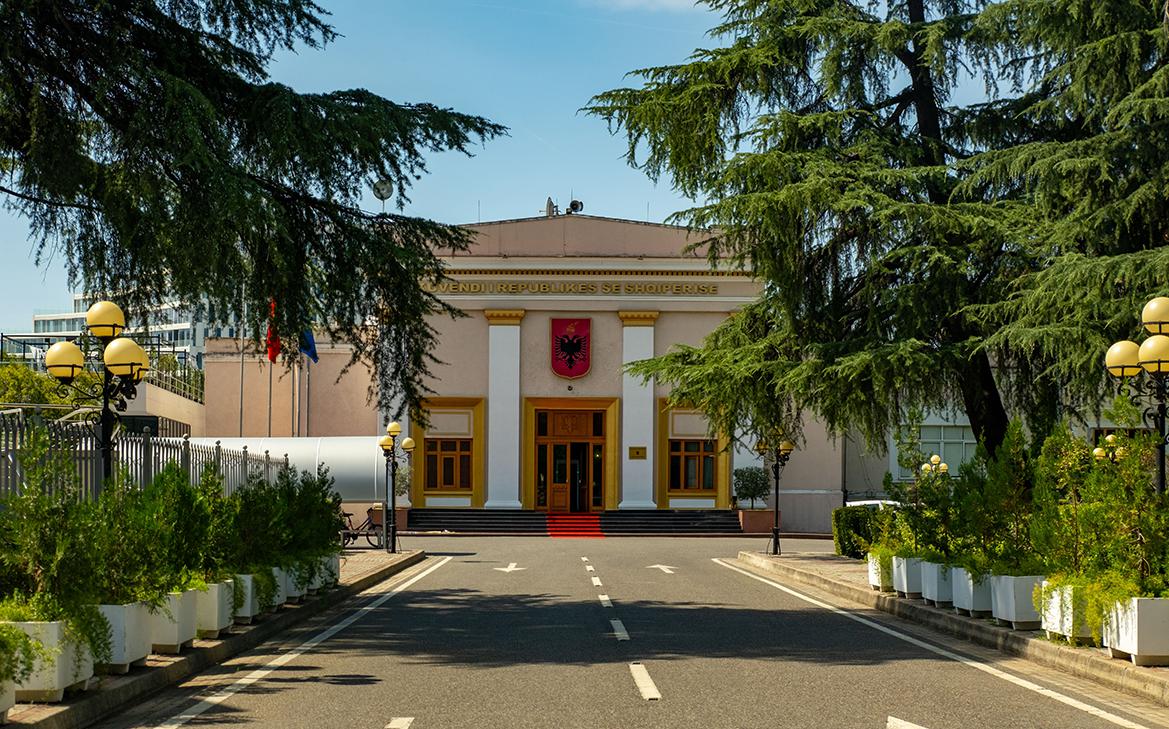 Ставшая «лицом» ИИ-министра актриса подала в суд на правительство Албании