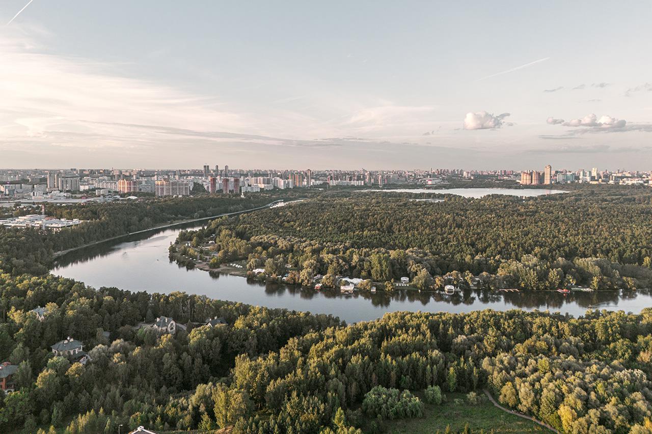 Вид на Крылатское с высоты верхних этажей клубного квартала премиум-класса &laquo;Крылатская 33&raquo;