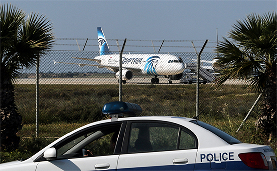 <p>Угнанный лайнер EgyptAir в аэропорту Ларнака на Кипре 29 марта 2016 года</p>

<p></p>
