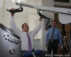 Д.Медведев сводил А.Шварценеггера в тренажерный зал. Фото