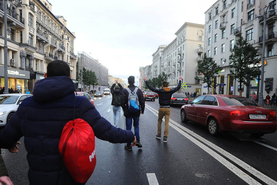 По дороге к Манежной площади митингующие&nbsp;перекрыли Тверскую улицу. Достаточно быстро сотрудники ГИБДД вернули протестующих на тротуар.




