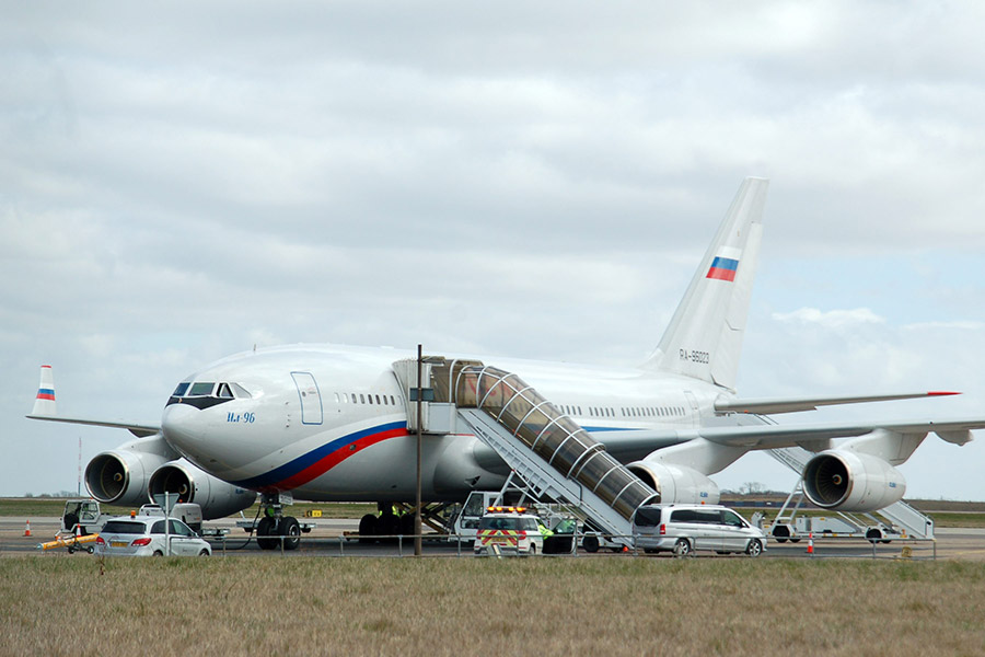 ​Специально за высылаемыми из страны российскими дипломатами в аэропорт Станстед был отправлен Ил-96, который ранее использовался для вывоза из Аргентины груза, имитирующего обнаруженный в российском посольстве кокаин.
