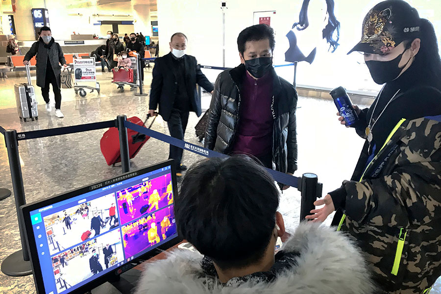 В аэропортах Китая проводятся обследования выезжающих из страны
