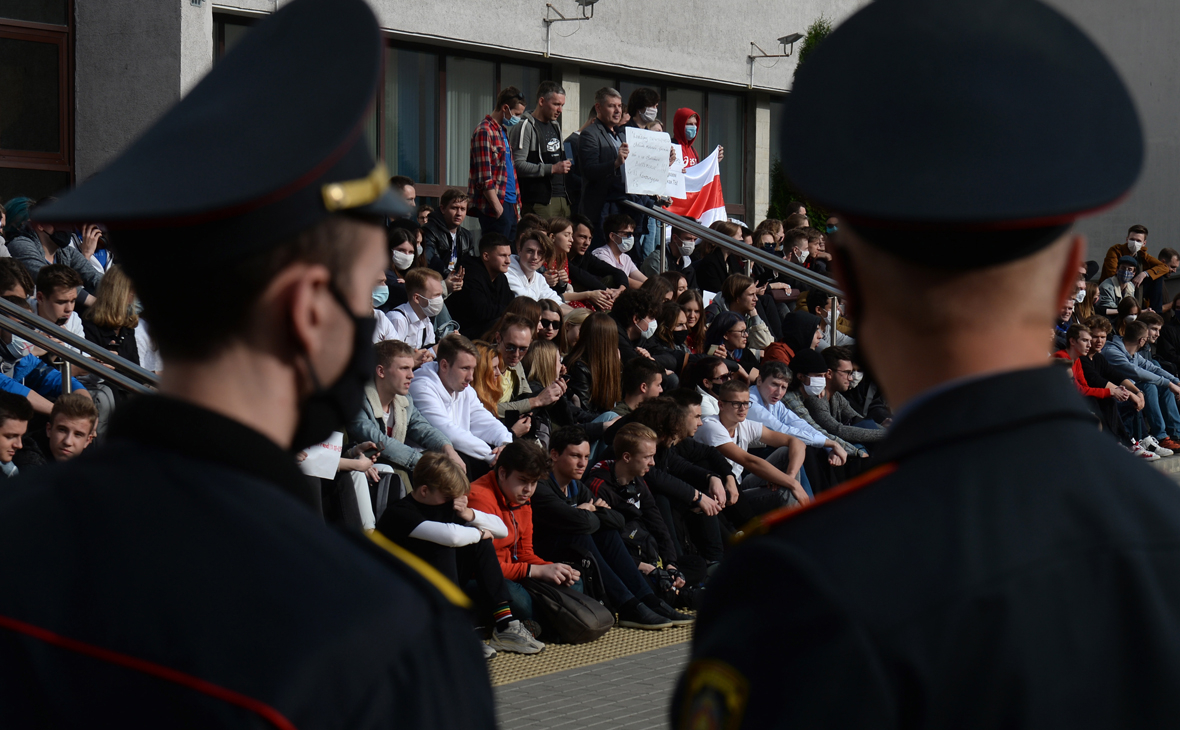 Акция солидарности со студентами, задержанными в ходе акций против итогов президентских выборов в Минске