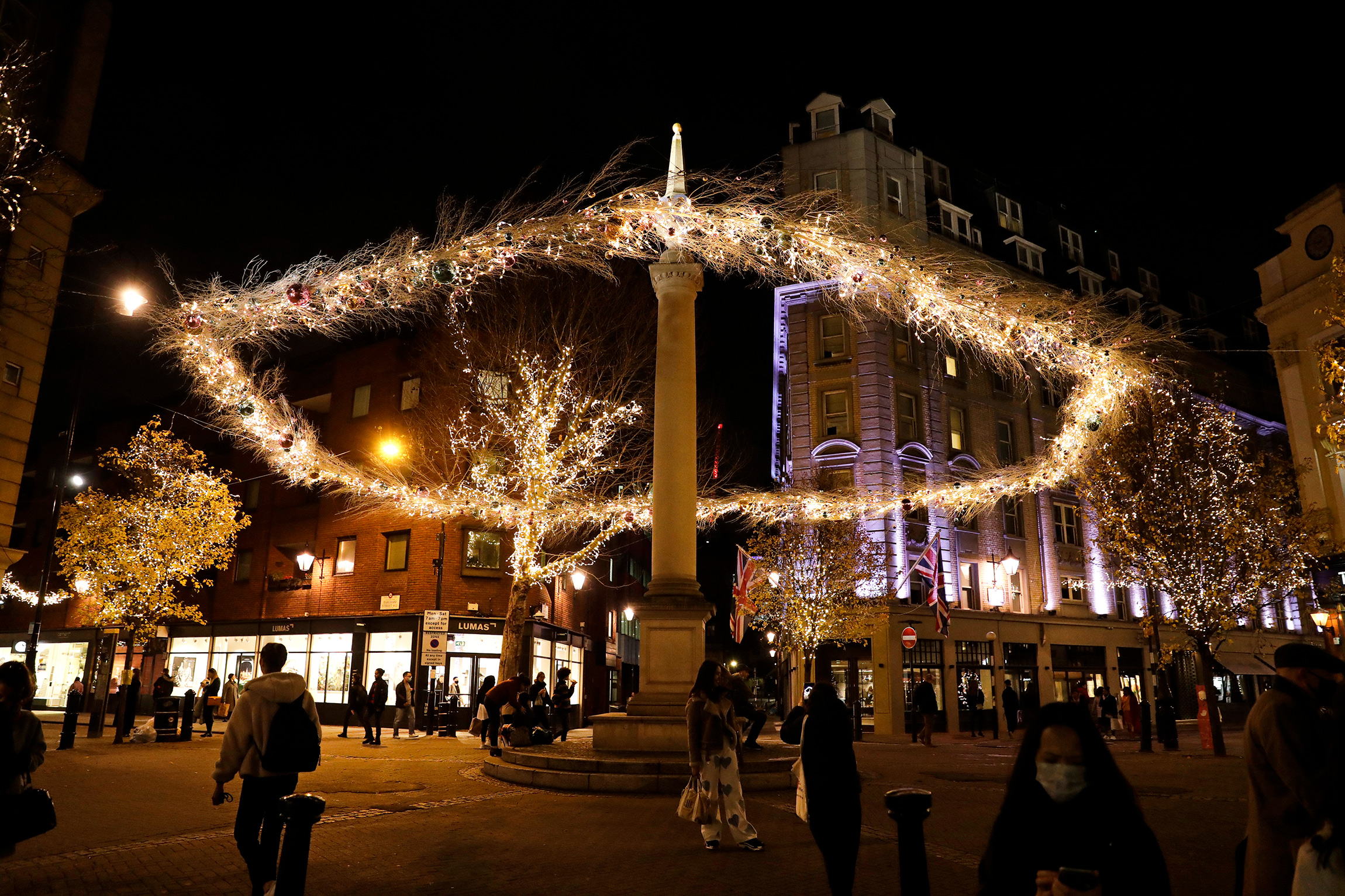 Рождественские огни освещают центр Лондона, Великобритания