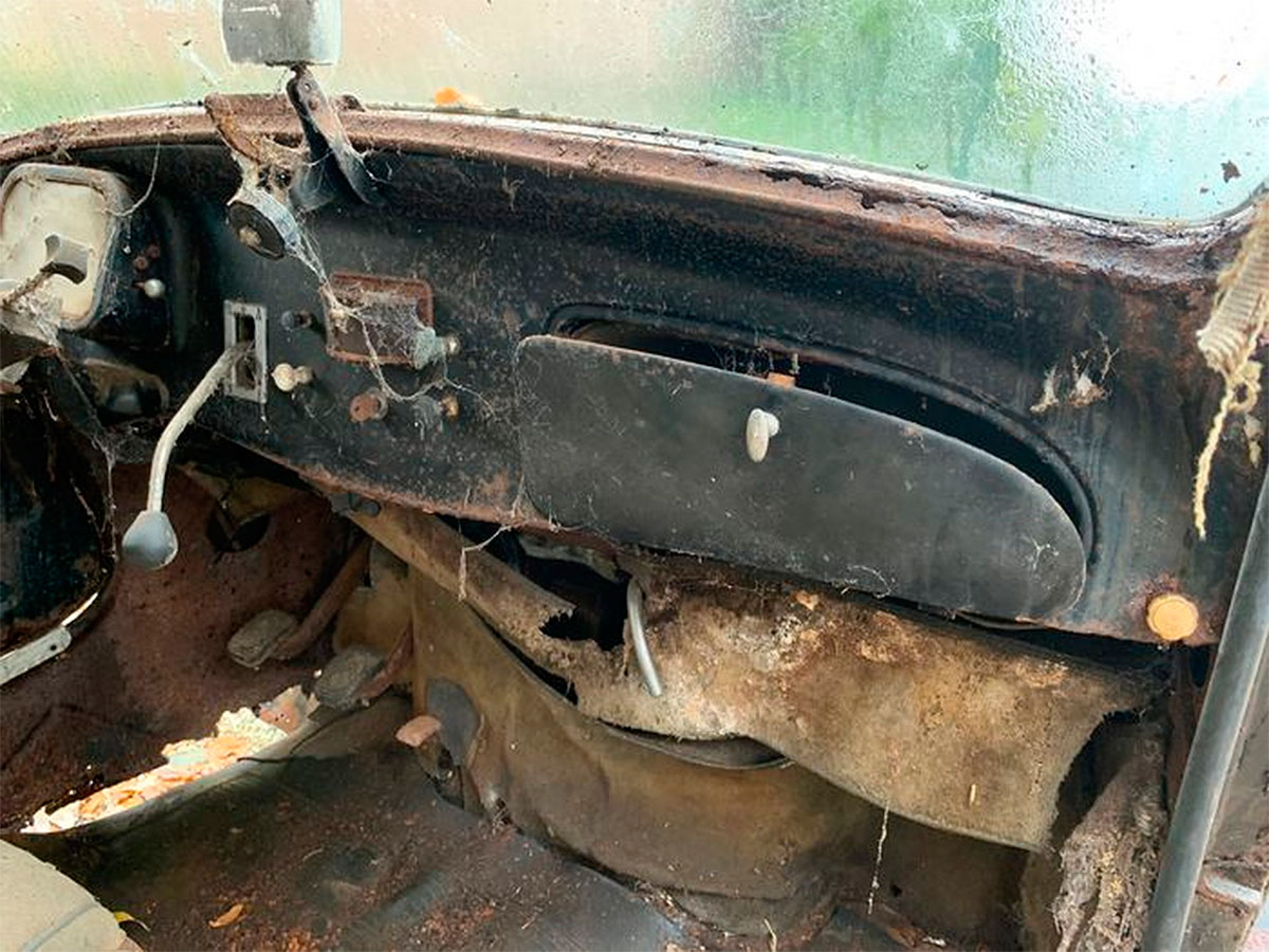 Редкий Citroen 1949 года нашли в заброшенном гараже. Фото