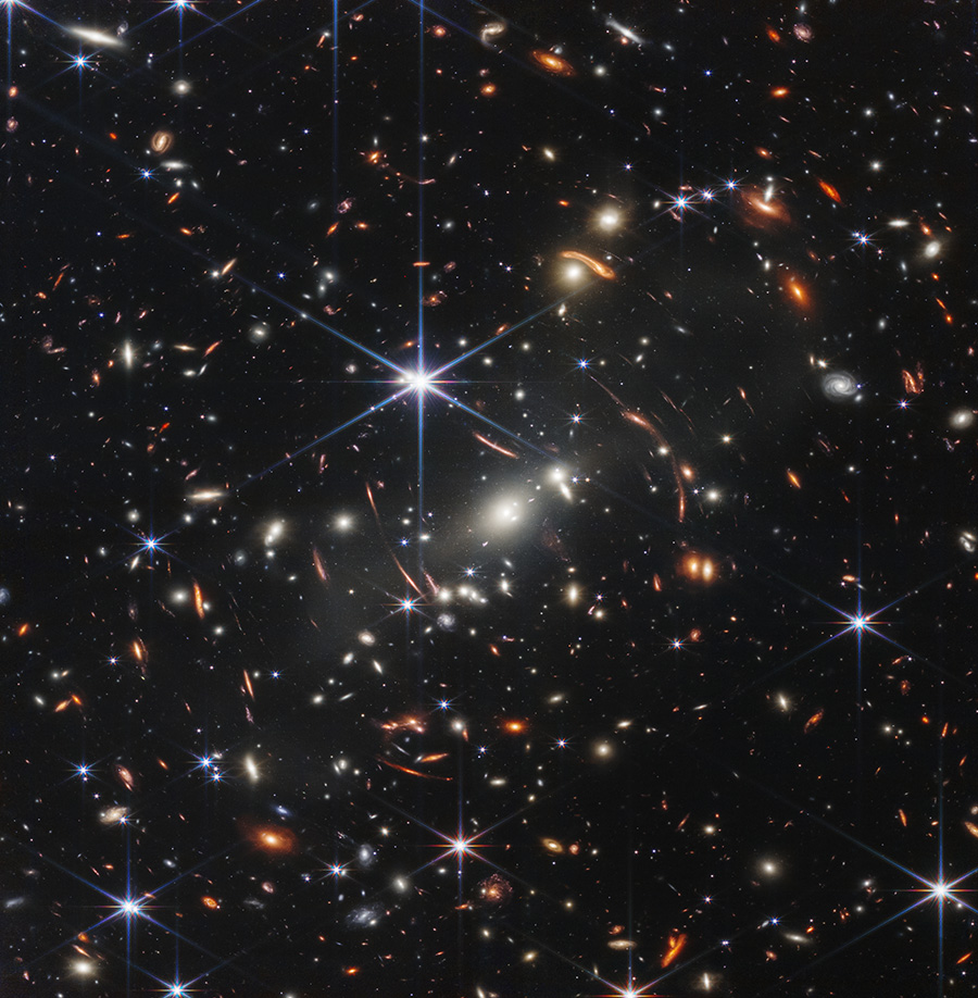 Космический телескоп James Webb сделал самое глубокое, четкое и детальное полноцветное фото отдаленной Вселенной. Изображение было получено с помощью NIRCam, ближней инфракрасной камеры телескопа. На снимке запечатлено скопление галактик SMACS 0723: по описанию NASA, оно &laquo;покрывает участок неба размером примерно с песчинку, которую кто-то на Земле держит на расстоянии вытянутой руки&raquo;. Для создания фотографии потребовалась неделя