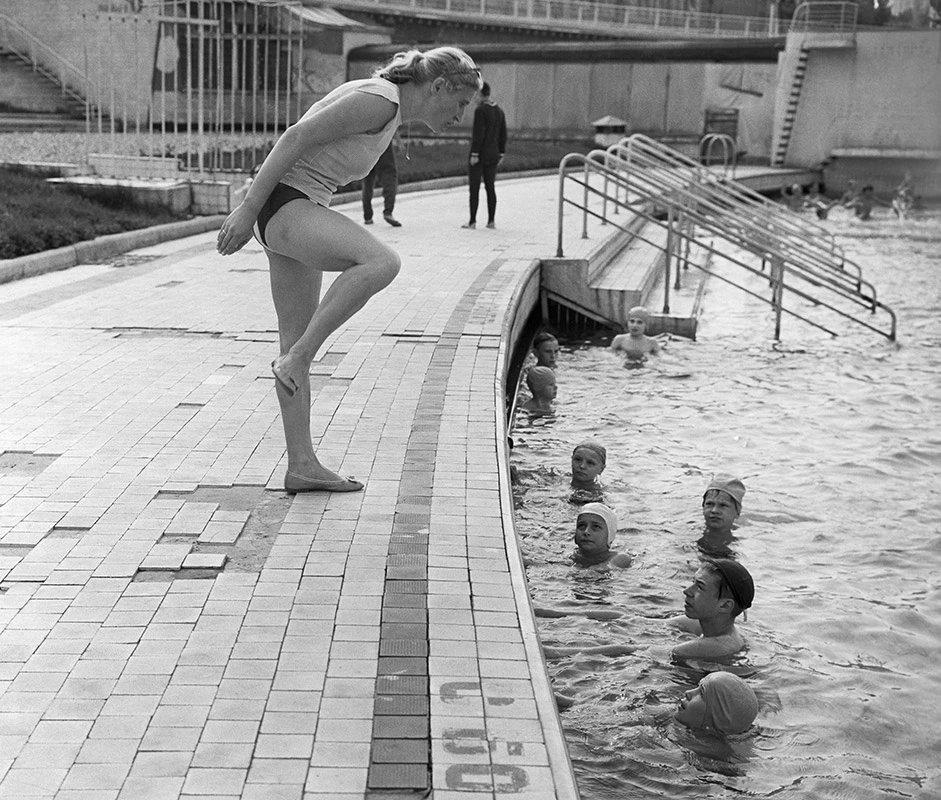 <p>Занятие по плаванию в бассейне &laquo;Москва&raquo;. Москва, 1962 год&nbsp;</p>