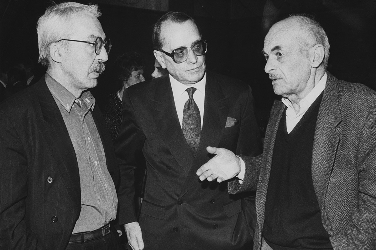 <p>Писатель Андрей Битов, журналист Игорь Голембиовский и бард Булат Окуджава (слева направо). 1 января 1993 года</p>