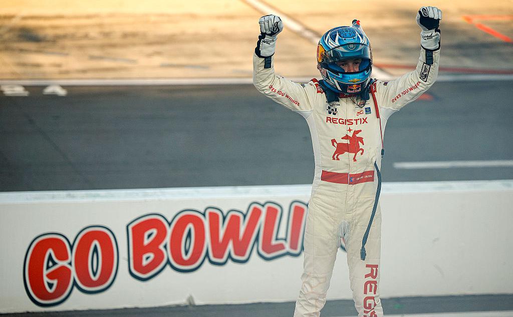 Лидер гоночной серии NASCAR сломал ключицу во время празднования победы
