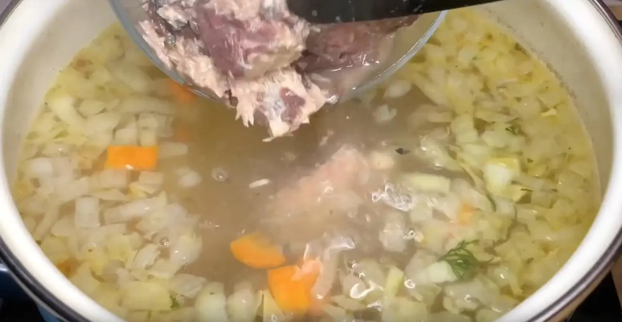 Выложите рыбу из консервы в суп