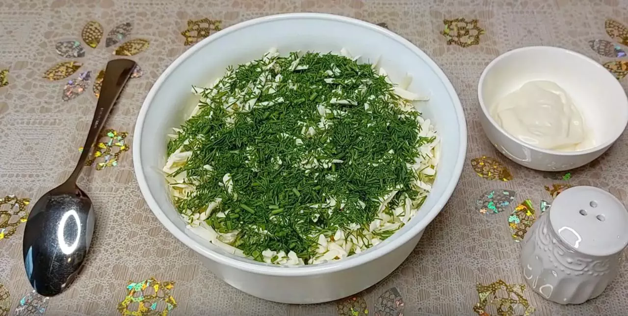 Добавьте в салат укроп