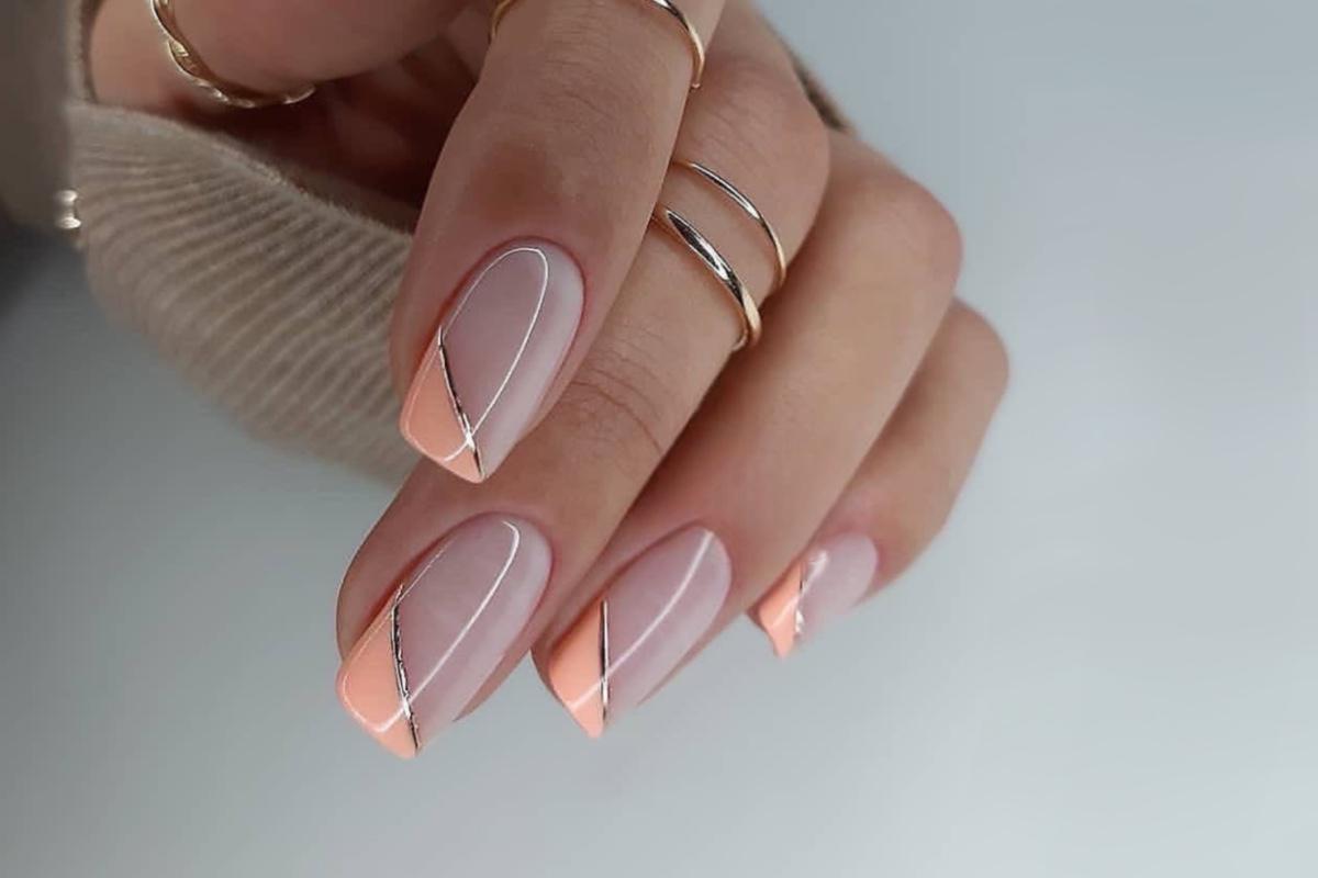 Комбинируйте френч с геометрическими элементами, например, с контрастными полосами